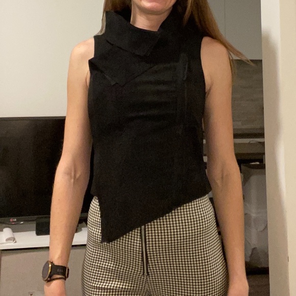 Versatile BCBG zip up vest - Picture 4 of 5